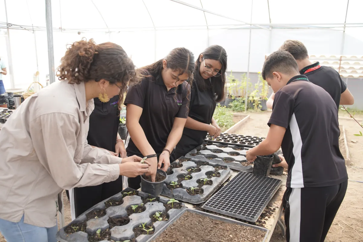 Alumnos del CRB sembrando y cuidando plántulas en la huerta escolar
