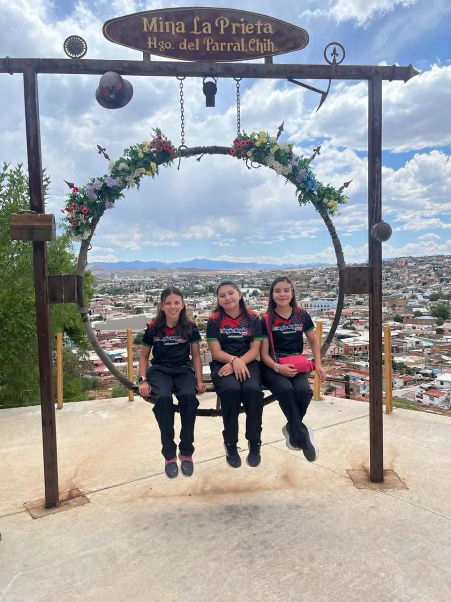 Alumnas de Primaria del CRB en el mirador de la Mina La Prieta