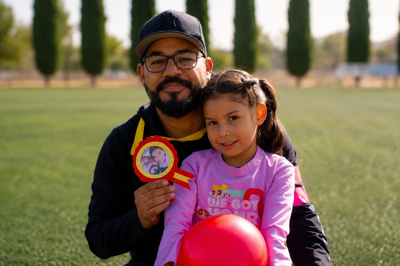 Familia del CRB acompañando a una alumna de preescolar en un evento escolar