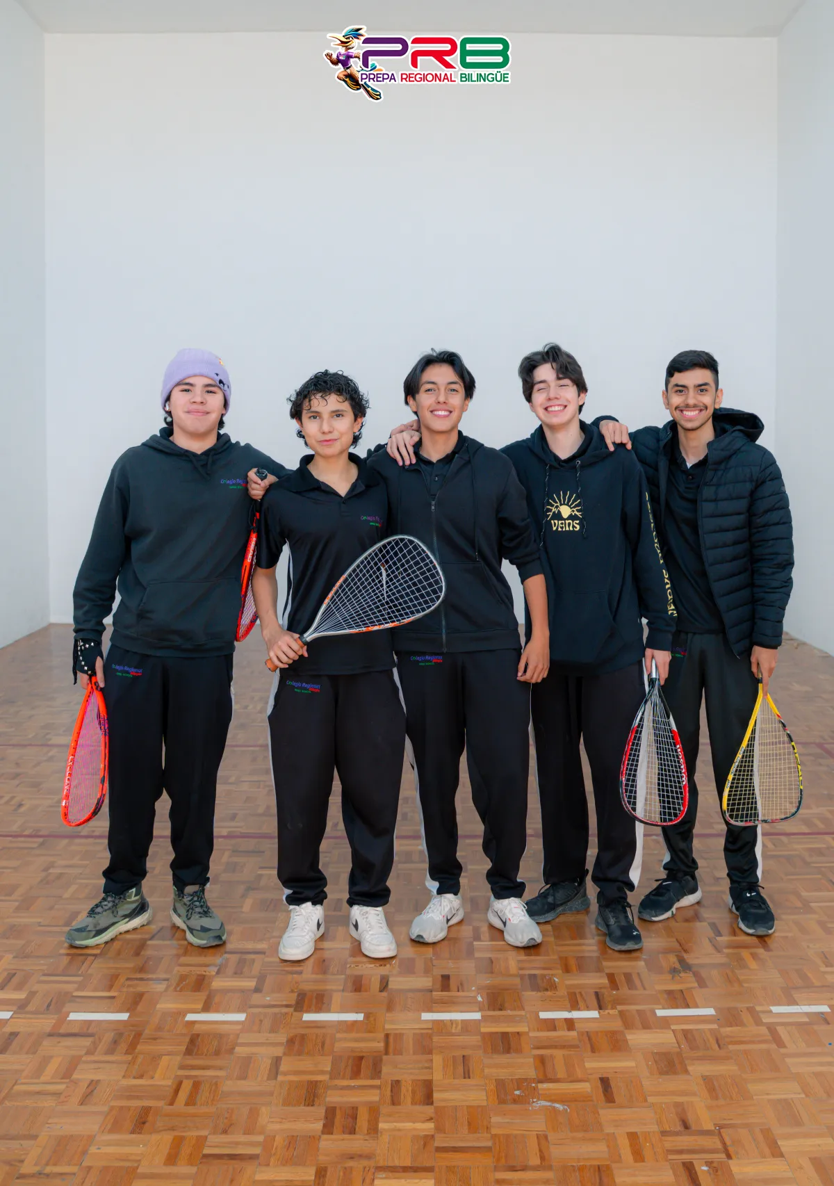 Alumnos de preparatoria del CRB con raquetas en la cancha de racquetball