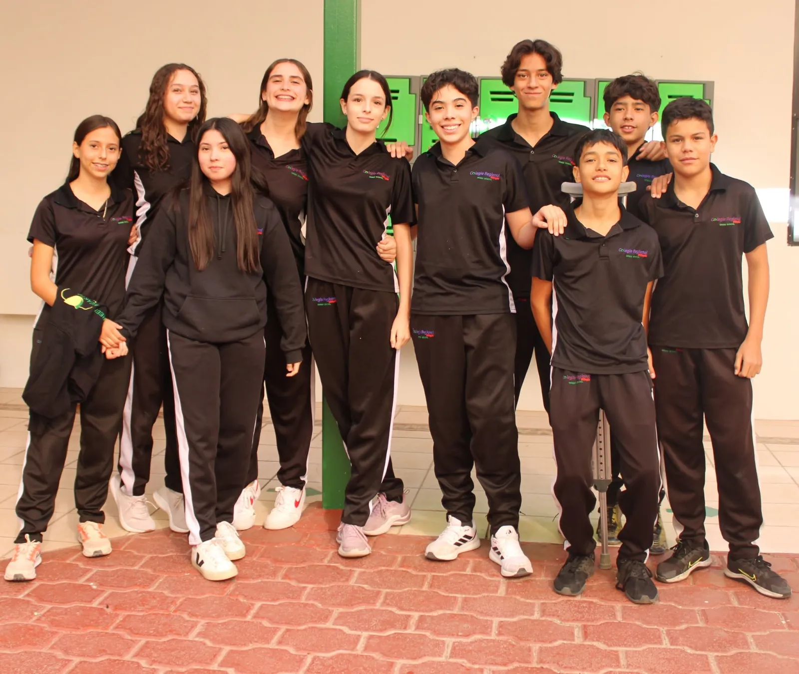 Alumnos de preparatoria del CRB reunidos junto a los lockers del colegio