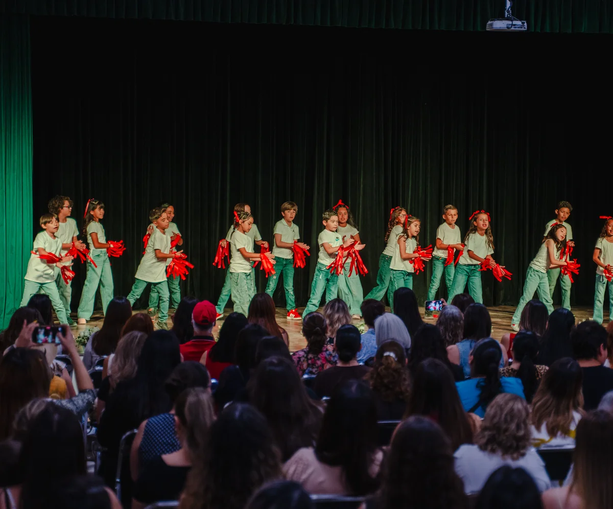 Alumnos del CRB en el festival del Día de las Madres, bailando en el teatro ante las familias